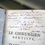 Le classique de Fauchard, édition 1746, du Chirurgien-dentiste, offert par le Dr George Viau, chirurgien-dentiste de la Faculté de médecine de Paris à l’École de chirurgie dentaire de l’Université Laval de Montréal. 1905.