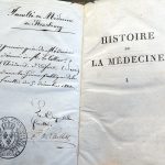 K. Sprengel. Histoire de la médecine. Paris, 1815. Ex-praemio : premier prix de médecine décerné à Théodore Le Tellier par la Faculté de médecine de Strasbourg, le 9 décembre 1822.